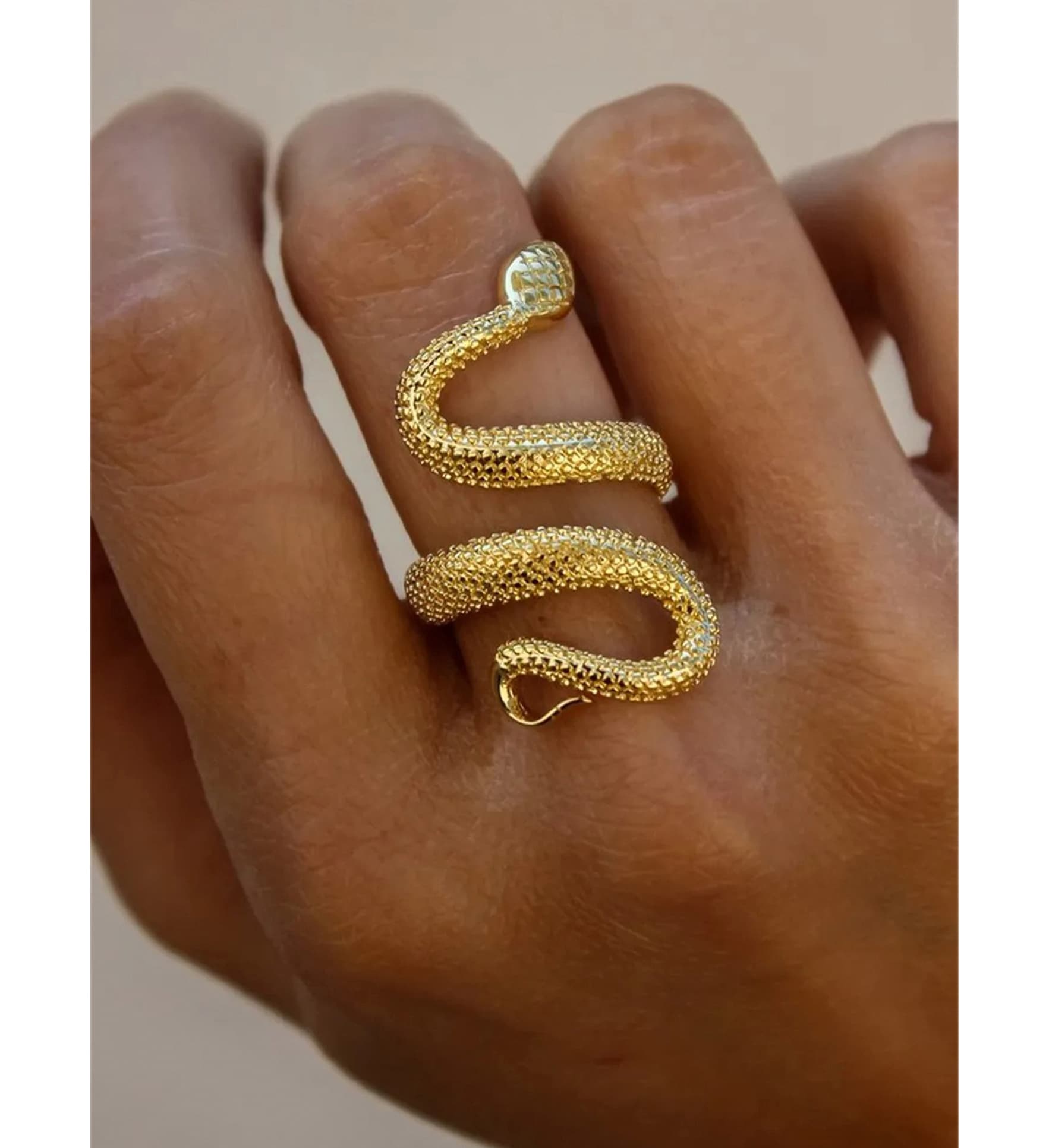 anillo-serpiente-joyitas-de-acero-dorado-en-la-mano